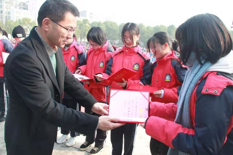 荊門市掇刀石中學(xué)舉行第二屆“書香掇中”讀書活動頒獎儀式