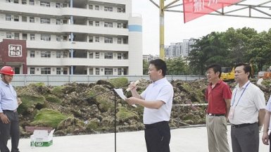 寄語荊城風(fēng)日道 明年春色倍還人