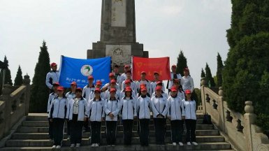 我校學(xué)生到烈士陵園祭奠英烈