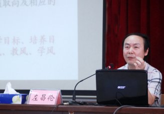 集訓(xùn)再起高潮，市教科所專家左昌倫來我校作報告