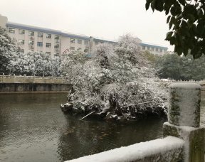 湖光雪景